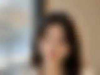 33세 여성 회원 예시 사진 (흐림 처리)